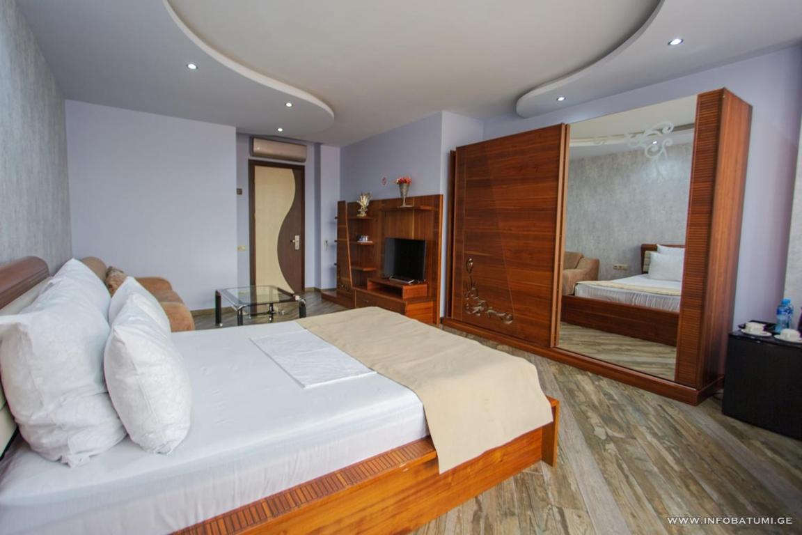 Hotel Light Palace Batumi Esterno foto